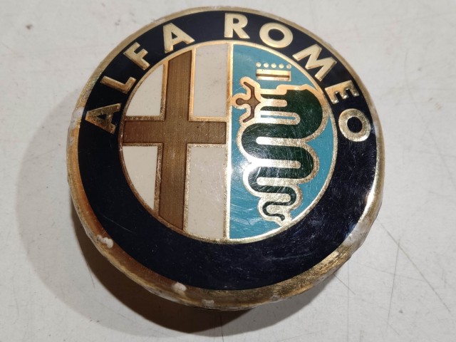 201559 Alfa Romeo 147, 156, 166, Gt felni közép kupak, átmérő 50 mm, képen látható állapotban