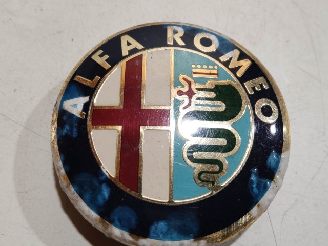 201561 Alfa Romeo 147, 156, 166, Gt felni közép kupak, átmérő 50 mm, képen látható állapotban