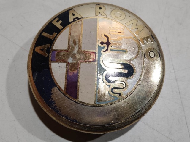 201562 Alfa Romeo 147, 156, 166, Gt felni közép kupak, átmérő 50 mm, képen látható állapotban