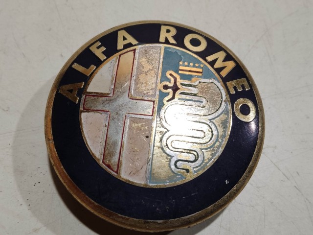 201563 Alfa Romeo 147, 156, 166, Gt felni közép kupak, átmérő 50 mm, képen látható állapotban