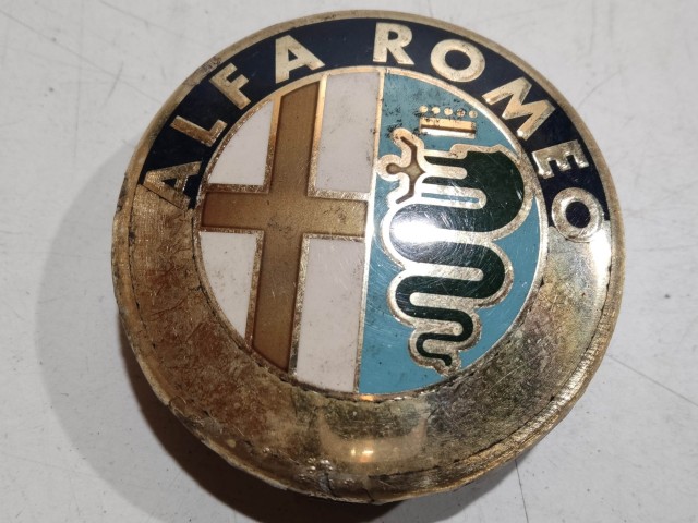 201565 Alfa Romeo 147, 156, 166, Gt felni közép kupak, átmérő 50 mm, képen látható állapotban