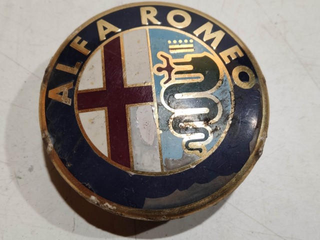 201566 Alfa Romeo 147, 156, 166, Gt felni közép kupak, átmérő 50 mm, képen látható állapotban