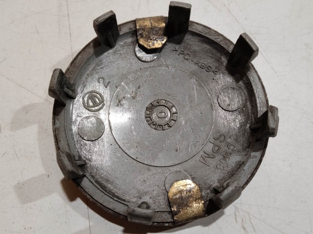 201566 Alfa Romeo 147, 156, 166, Gt felni közép kupak, átmérő 50 mm, képen látható állapotban