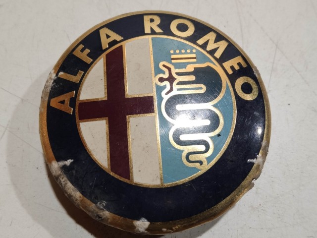 201568 Alfa Romeo 147, 156, 166, Gt felni közép kupak, átmérő 50 mm, képen látható állapotban