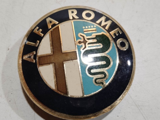 201571 Alfa Romeo 147, 156, 166, Gt felni közép kupak, átmérő 50 mm, képen látható állapotban