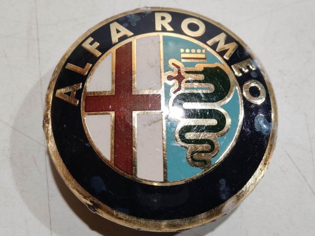 201575 Alfa Romeo 147, 156, 166, Gt felni közép kupak, átmérő 50 mm, képen látható állapotban