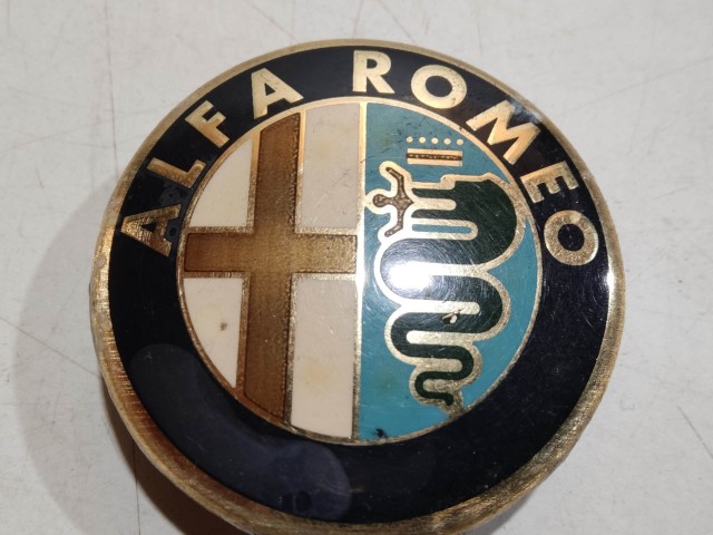 201576 Alfa Romeo 147, 156, 166, Gt felni közép kupak, átmérő 50 mm, képen látható állapotban