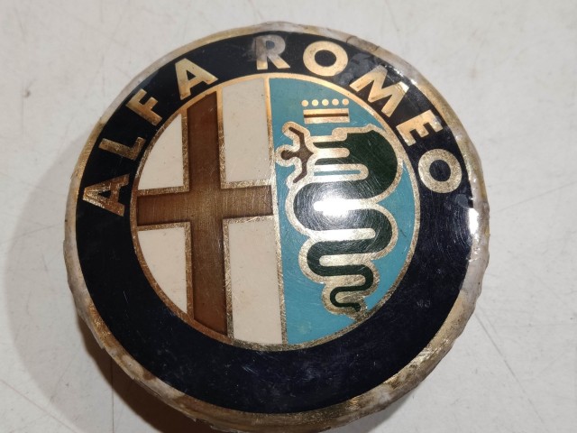 201578 Alfa Romeo 147, 156, 166, Gt felni közép kupak, átmérő 50 mm, képen látható állapotban