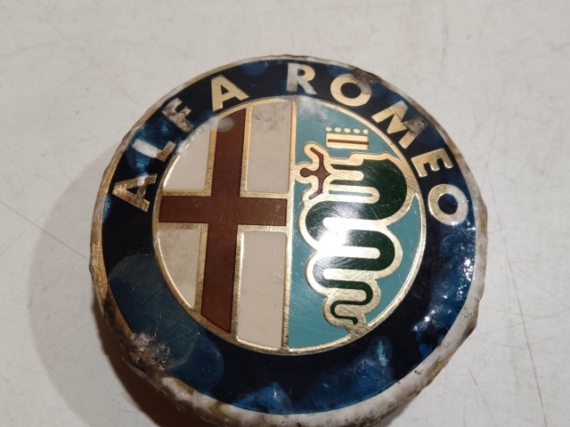 201648 Alfa Romeo 147, 156, 166, Gt felni közép kupak, átmérő 50 mm, képen látható állapotban