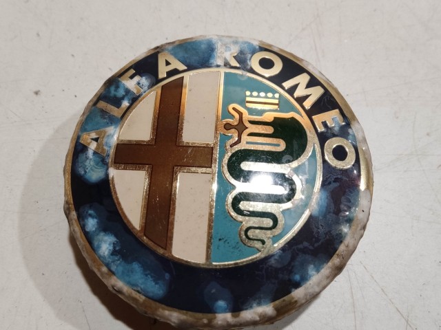 201656 Alfa Romeo 147, 156, 166, Gt felni közép kupak, átmérő 50 mm, képen látható állapotban