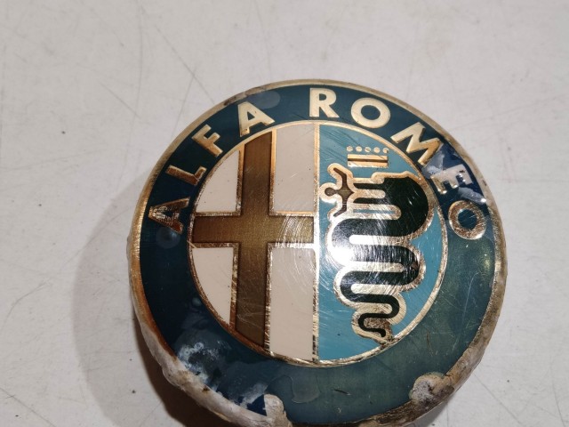 201658 Alfa Romeo 147, 156, 166, Gt felni közép kupak, átmérő 50 mm, képen látható állapotban