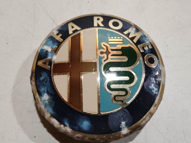 201659 Alfa Romeo 147, 156, 166, Gt felni közép kupak, átmérő 50 mm, képen látható állapotban