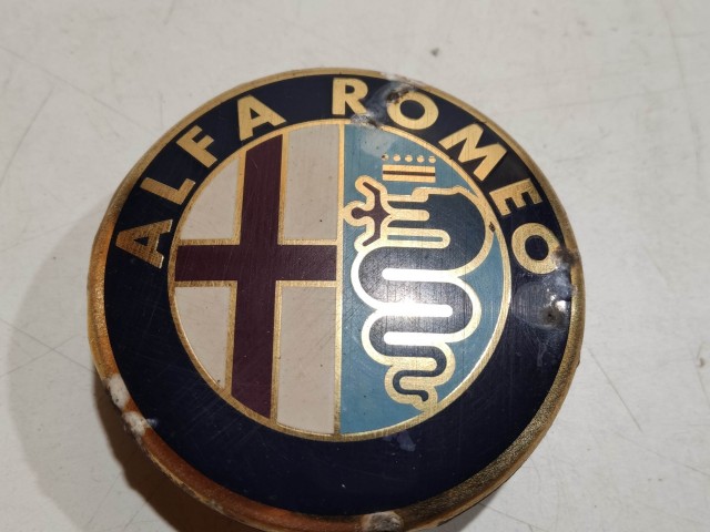 201928 Alfa Romeo 145,146, 147,156,166,Gt alufelni közép kupak a képen látható állapotban