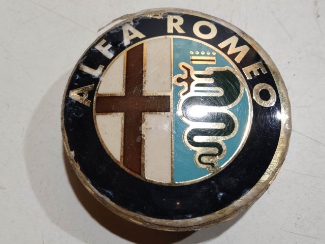 201933 Alfa Romeo 145,146, 147,156,166,Gt alufelni közép kupak a képen látható állapotban