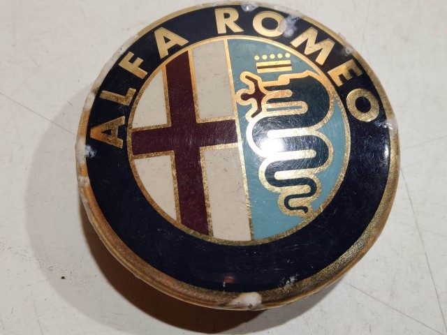 201934 Alfa Romeo 145,146, 147,156,166,Gt alufelni közép kupak a képen látható állapotban
