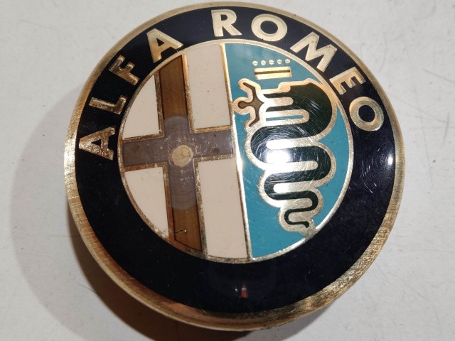 201935 Alfa Romeo 145,146, 147,156,166,Gt alufelni közép kupak a képen látható állapotban