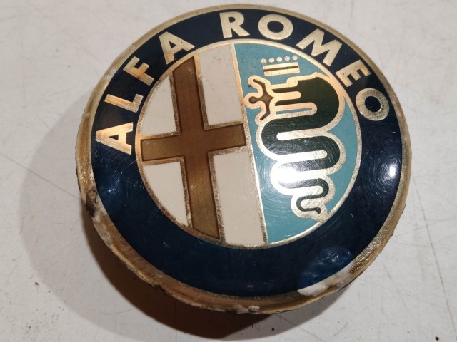 201939 Alfa Romeo 145,146, 147,156,166,Gt alufelni közép kupak a képen látható állapotban