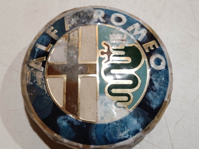 201942 Alfa Romeo 145,146, 147,156,166,Gt alufelni közép kupak a képen látható állapotban