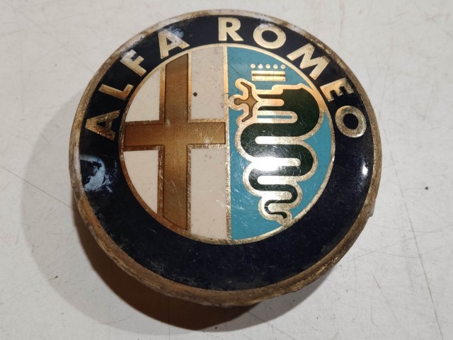 201944 Alfa Romeo 145,146, 147,156,166,Gt alufelni közép kupak a képen látható állapotban