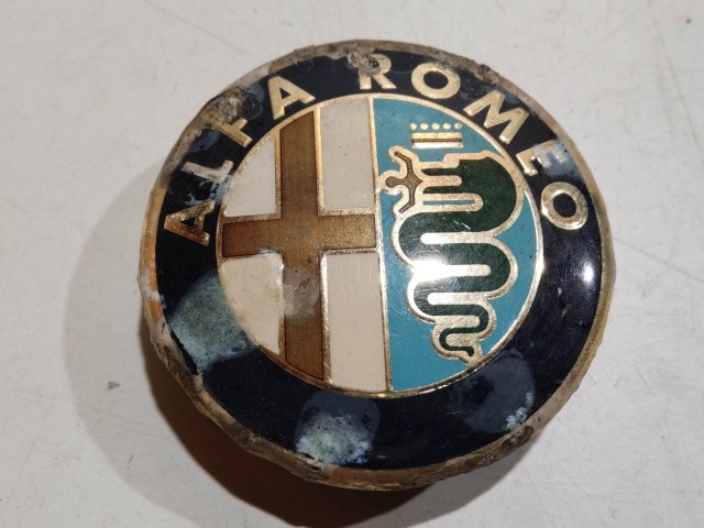 201945 Alfa Romeo 145,146, 147,156,166,Gt alufelni közép kupak a képen látható állapotban