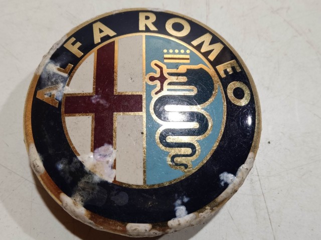 201947 Alfa Romeo 145,146, 147,156,166,Gt alufelni közép kupak a képen látható állapotban