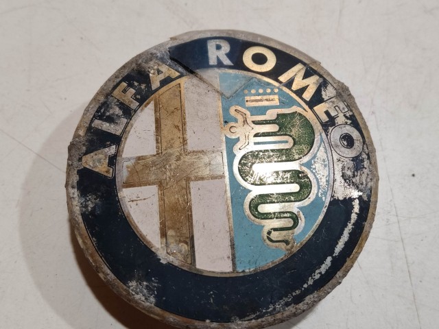 201948 Alfa Romeo 145,146, 147,156,166,Gt alufelni közép kupak a képen látható állapotban