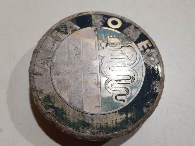 201949 Alfa Romeo 145,146, 147,156,166,Gt alufelni közép kupak a képen látható állapotban