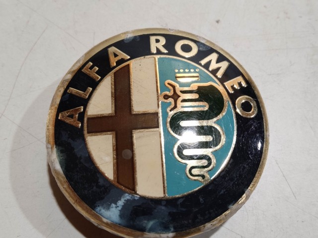 201951 Alfa Romeo 145,146, 147,156,166,Gt alufelni közép kupak a képen látható állapotban