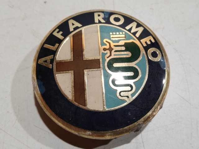 201952 Alfa Romeo 145,146, 147,156,166,Gt alufelni közép kupak a képen látható állapotban