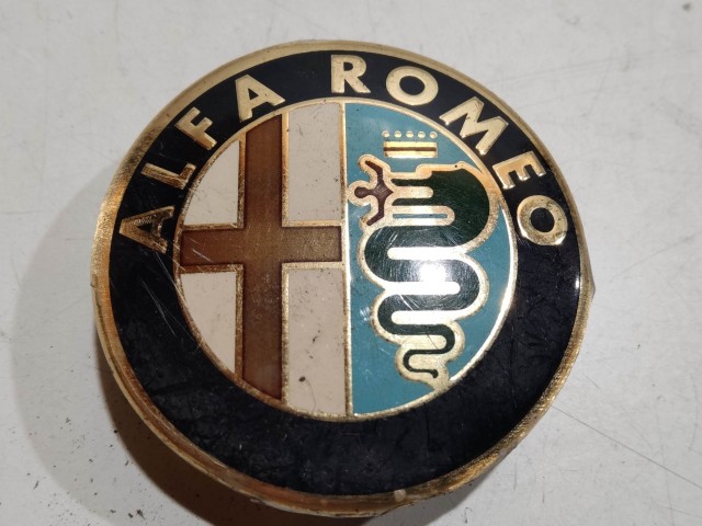 201953 Alfa Romeo 145,146, 147,156,166,Gt alufelni közép kupak a képen látható állapotban