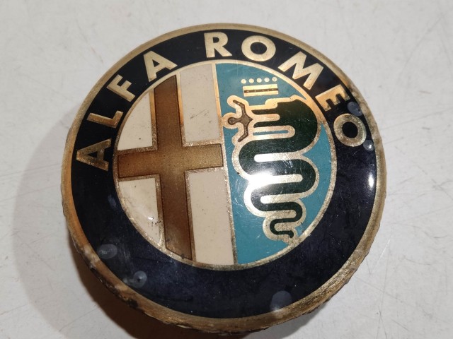 201954 Alfa Romeo 145,146, 147,156,166,Gt alufelni közép kupak a képen látható állapotban