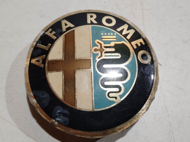 201955 Alfa Romeo 145,146, 147,156,166,Gt alufelni közép kupak a képen látható állapotban