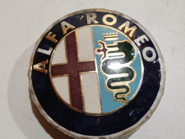 201956 Alfa Romeo 145,146, 147,156,166,Gt alufelni közép kupak a képen látható állapotban