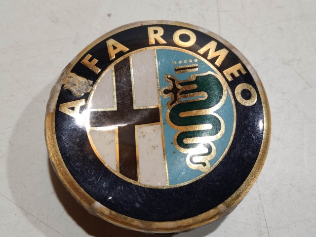 201957 Alfa Romeo 145,146, 147,156,166,Gt alufelni közép kupak a képen látható állapotban