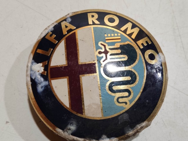 201959 Alfa Romeo 145,146, 147,156,166,Gt alufelni közép kupak a képen látható állapotban