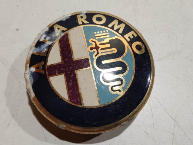 201961 Alfa Romeo 145,146, 147,156,166,Gt alufelni közép kupak a képen látható állapotban