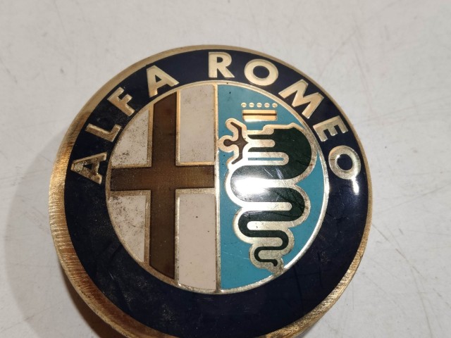 201962 Alfa Romeo 145,146, 147,156,166,Gt alufelni közép kupak a képen látható állapotban