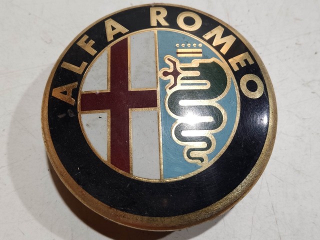201963 Alfa Romeo 145,146, 147,156,166,Gt alufelni közép kupak a képen látható állapotban