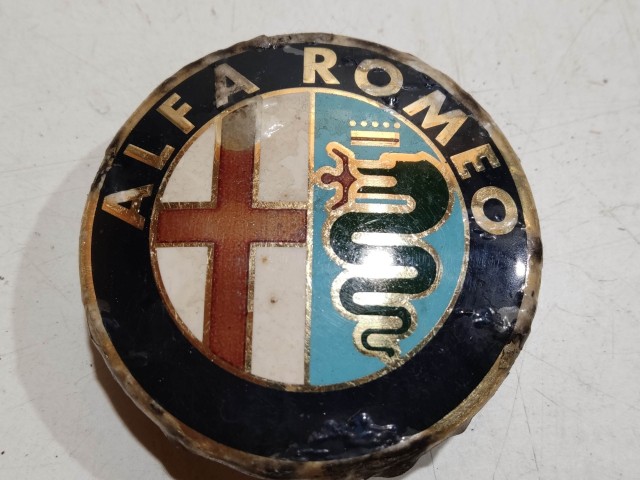 201964 Alfa Romeo 145,146, 147,156,166,Gt alufelni közép kupak a képen látható állapotban