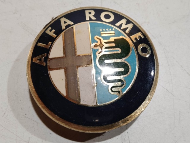 201967 Alfa Romeo 145,146, 147,156,166,Gt alufelni közép kupak a képen látható állapotban