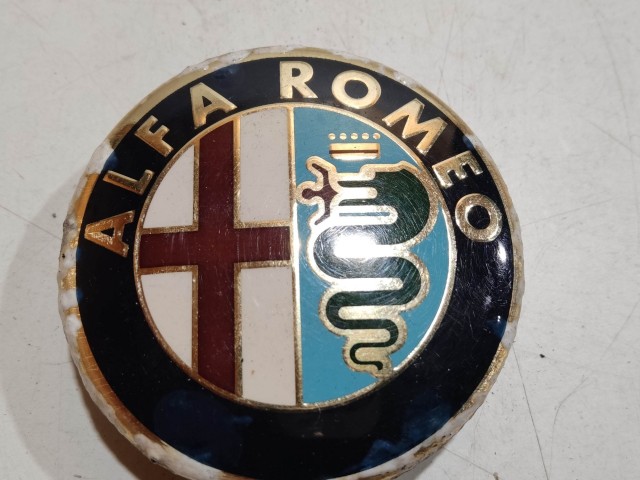 201969 Alfa Romeo 145,146, 147,156,166,Gt alufelni közép kupak a képen látható állapotban
