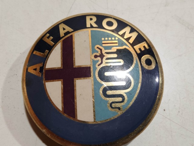 201970 Alfa Romeo 145,146, 147,156,166,Gt alufelni közép kupak a képen látható állapotban