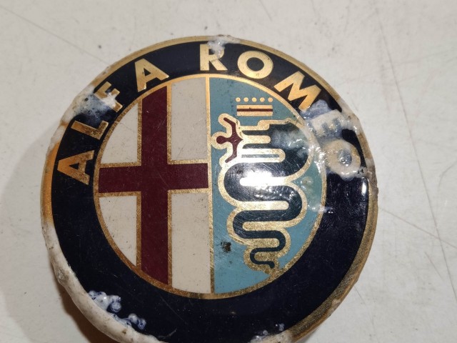 201973 Alfa Romeo 145,146, 147,156,166,Gt alufelni közép kupak a képen látható állapotban