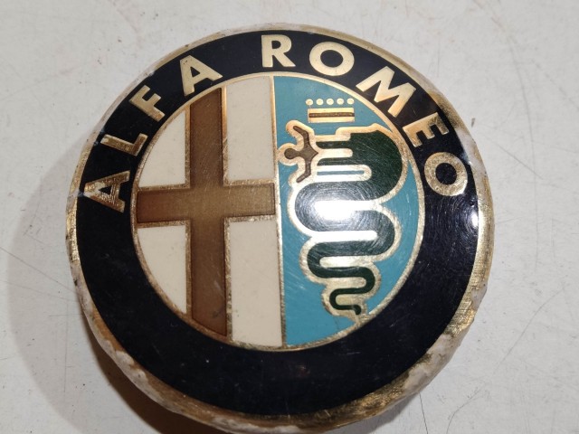 201974 Alfa Romeo 145,146, 147,156,166,Gt alufelni közép kupak a képen látható állapotban