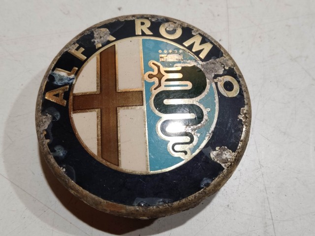 201975 Alfa Romeo 145,146, 147,156,166,Gt alufelni közép kupak a képen látható állapotban