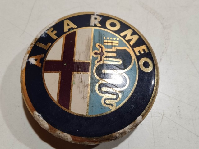 201977 Alfa Romeo 145,146, 147,156,166,Gt alufelni közép kupak a képen látható állapotban