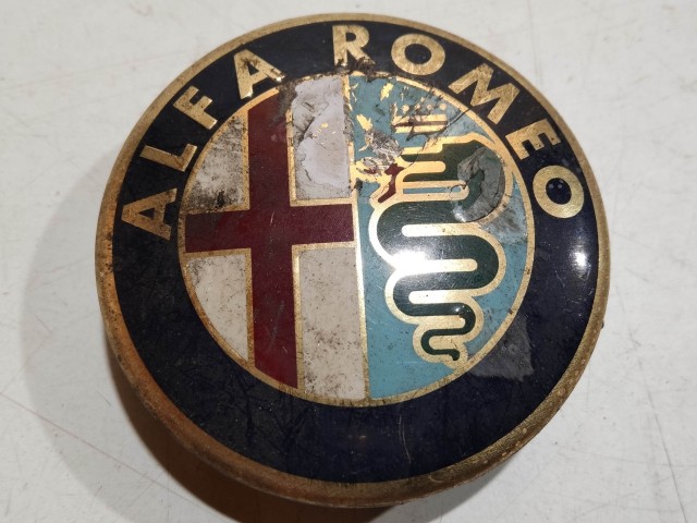 201978 Alfa Romeo 145,146, 147,156,166,Gt alufelni közép kupak a képen látható állapotban