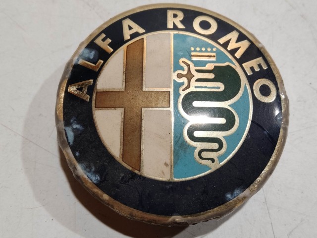 201982 Alfa Romeo 145,146, 147,156,166,Gt alufelni közép kupak a képen látható állapotban