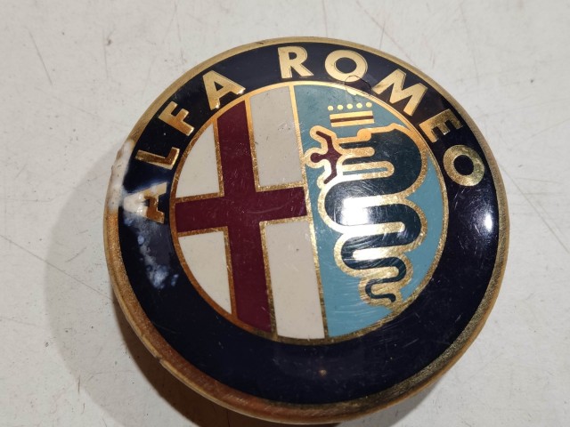 201985 Alfa Romeo 145,146, 147,156,166,Gt alufelni közép kupak a képen látható állapotban