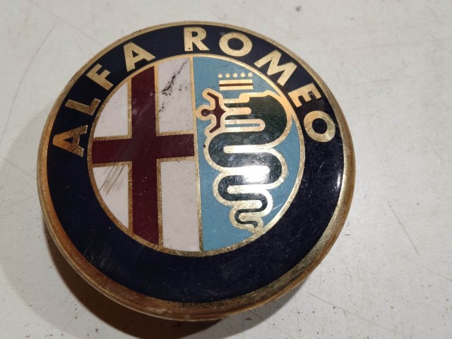 201986 Alfa Romeo 145,146, 147,156,166,Gt alufelni közép kupak a képen látható állapotban